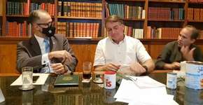 Chefe da Anvisa convida Bolsonaro a se vacinar, mas presidente resiste