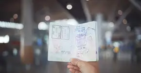 Fim da ostentação: carimbo no passaporte vai virar história