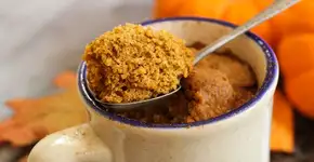 Bolo de paçoca na caneca: o doce perfeito que fica pronto em 2 minutos