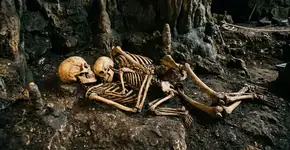 Eles se abraçaram por 12.000 anos, e agora o DNA revelou que essa cena paleolítica era ainda mais comovente e misteriosa do que parecia inicialmente