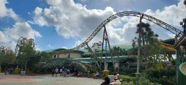 Stardust Racers é uma montanha-russa é voltada para os amantes de velocidade