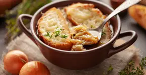 A famosa receita da sopa de cebola gratinada do Ceagesp que é a cara de SP