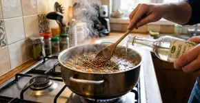 Por que se deve adicionar vinagre à panela ao cozinhar lentilhas e qual a sua função?