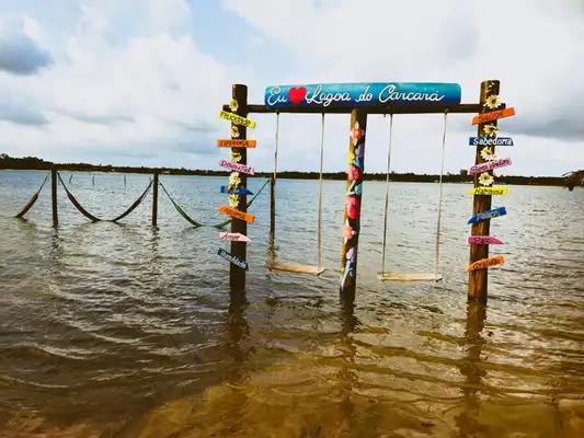 A lagoa do Carcará tem acesso fácil e mais infraestrutura de barraca.