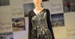 Modelos desfilam vestidos de plástico reciclado no metrô de SP