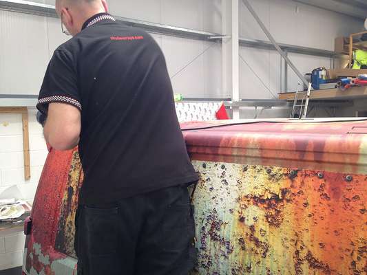 A capa de ferrugem foi confeccionada pela empresa Clyde Wraps (Foto: Reprodução)