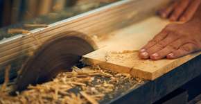 Projeto oferece cursos de marcenaria a moradores de rua de SP