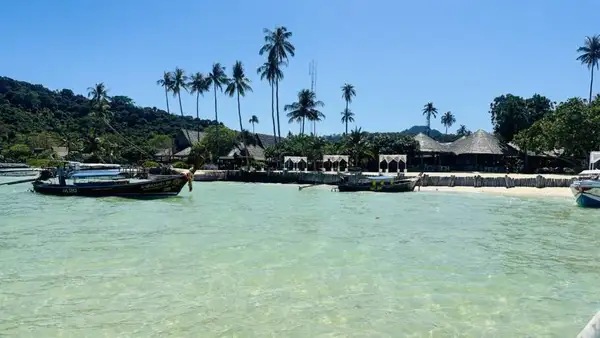 Passeio a Maya Bay, na Tailândia, a praia onde foi filmado 