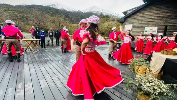 Dança típica da Patagônia chilena no hotel Las Torres, durante evento ATWS 2025