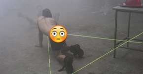 Trupe de dança se apresenta com lasers saindo da bunda