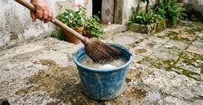 Por que você deve molhar a vassoura na água com sal antes de varrer o quintal
