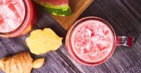 Aprenda a fazer um delicioso suco de melancia com gengibre