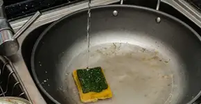 Cuidado! Esponja pode estar contaminando a louça que você lava