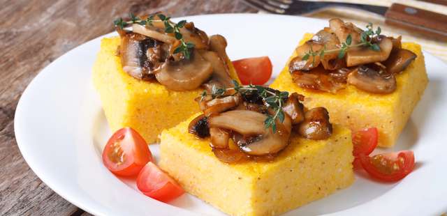 Polenta grelhada com cogumelos ao vinho: um jantar vegetariano de chef