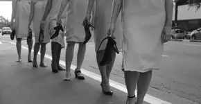 Performance ocupa ruas do centro de SP e questiona a figura feminina no mundo contemporâneo