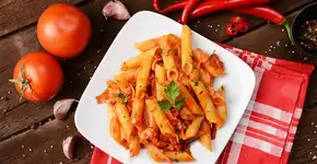 Macarrão com linguiça calabresa MUITO gostoso!