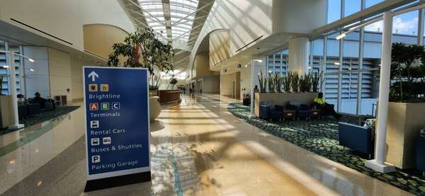 Área pré-embarque em Orlando
