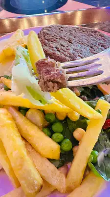 Hambúrguer vegano com fritas