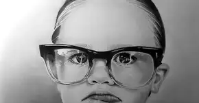 Artista que nasceu sem os braços faz desenhos hiperrealistas incríveis