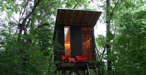 Mulher constrói casa na árvore no meio da floresta com 3.300 reais