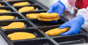 O tipo de alimento que aumenta em 42% o risco de depressão, segundo estudo da USP