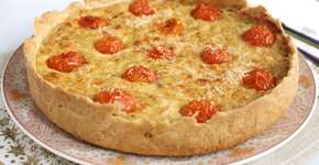 Torta de cebola com alho-poró e queijo é a pura cremosidade