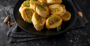 Crocante em minutos veja como fazer torrada de alho no micro-ondas