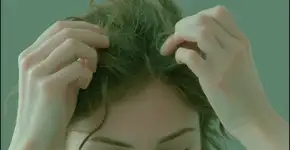 O que significa quando alguém mexe no cabelo ao conversar com você