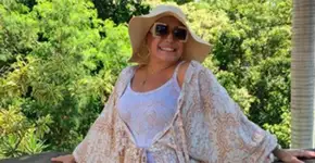 Susana Vieira exibe pernas de maiô após internação