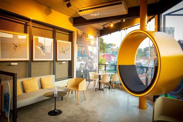 Essa mistura inusitada entre bar e galeria de arte é perfeita!