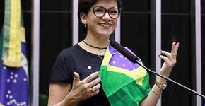 Deputada bolsonarista apoia ‘paninhos’ e veto à distribuição de absorventes