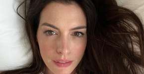 Beleza além do tempo: o que explica o visual impecável de Anne Hathaway aos 42 anos