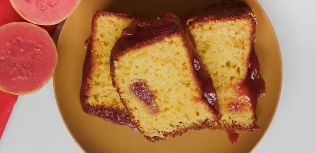 Surpreenda sua família com este bolo de fubá com goiabada cascão irresistível