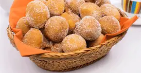 Bolinho de chuva sequinho e com gostinho de infância