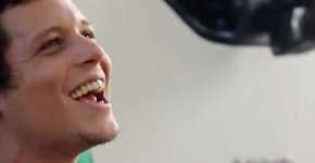 Vídeo de Chicão, filho de Cássia Eller, cantando, emociona