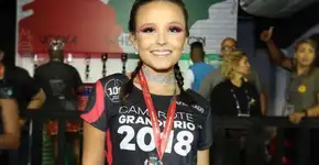 Larissa Manoela aparece com pochete ‘básica’ de R$ 5 mil