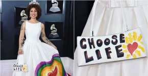 Cantora causa polêmica ao usar vestido contra aborto no Grammy