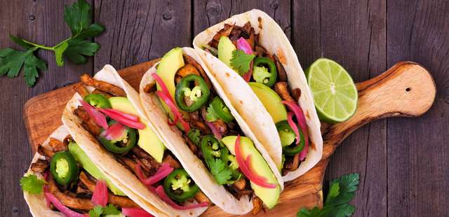 Surpreenda seus amigos com tacos de shimeji com pesto de manjericão