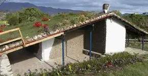 Casas feitas de garrafas PET são mais baratas e ecológicas