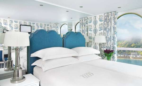 Interior de uma das suítes do navio River Queen