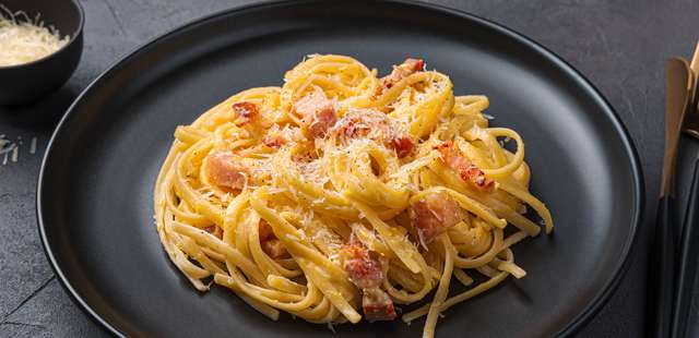 Espaguete à carbonara: simples, cremoso e cheio de sabor