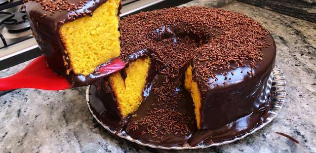 Bolo vulcão de cenoura com chocolate para toda a família