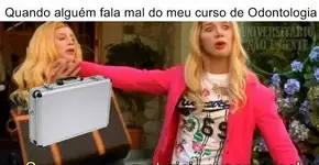 Página brinca com a reação do aluno quando falam mal de seu curso