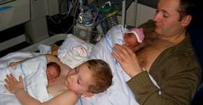 Método Canguru: em foto, pai e filho cuidam de bebês gêmeos prematuros