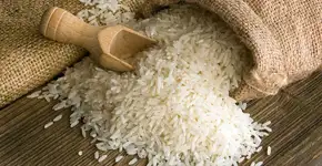 Cientistas revelam método simples que reduz em até 50% as calorias do arroz