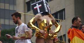 Viviany Beleboni protesta contra a bancada evangélica na Parada do Orgulho LGBT