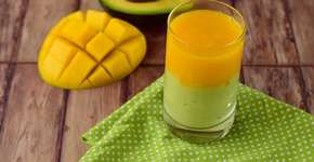 Faça um smoothie de abacate e manga incrível