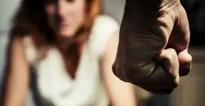 RJ: Homem espanca ex-namorada com socador de alho