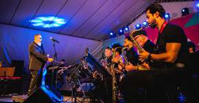 Big Band Salada Mista se apresenta no Teatro Santos Dumont com músicos convidados