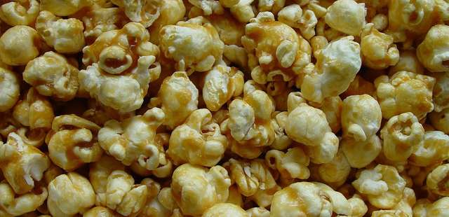 Pipoca doce: caramelo feito junto com o milho, sem sujeira